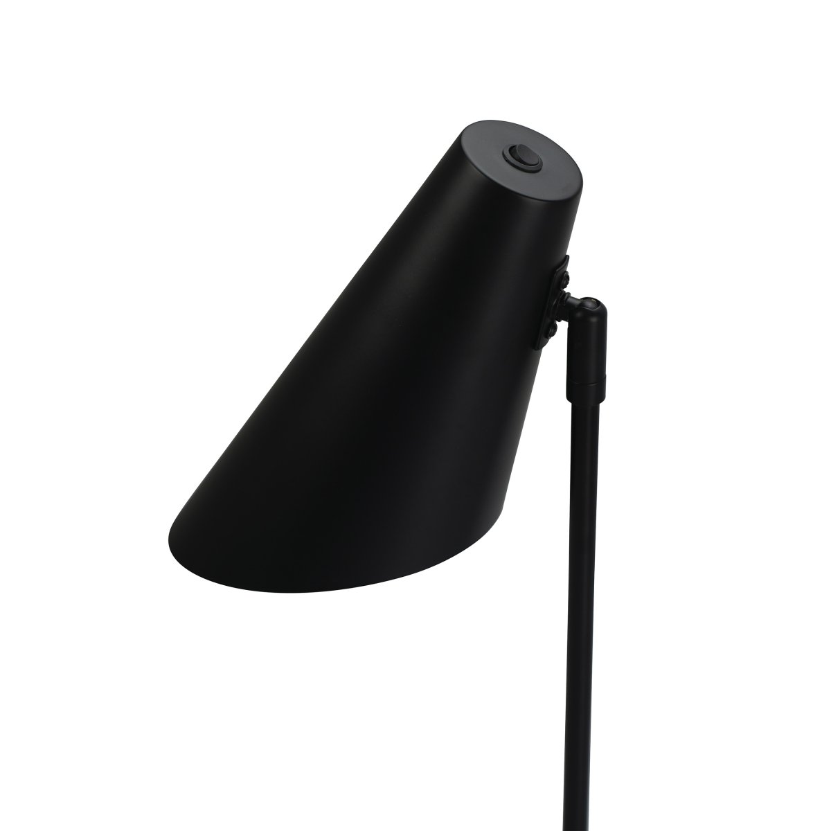 Cale 50cm Schwarz schreibtischlampe Von Dyberg Larsen - Die Tischleuchte aus mattschwarzem Metall und dem frei drehbaren Leuchtenkopf eignet sich perfekt als Leseleuchte im Schlafzimmer oder als stilvolles Einrichtungsdetail im Wohnzimmer.