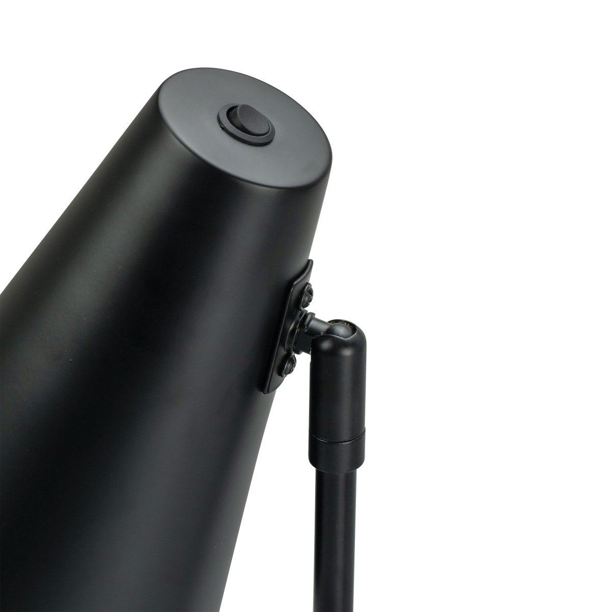 Cale 50cm Schwarz schreibtischlampe Von Dyberg Larsen - Die Tischleuchte aus mattschwarzem Metall und dem frei drehbaren Leuchtenkopf eignet sich perfekt als Leseleuchte im Schlafzimmer oder als stilvolles Einrichtungsdetail im Wohnzimmer.