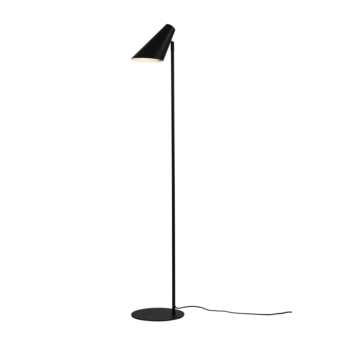 Cale Schwarz stehlampe Von Dyberg Larsen - Die Stehleuchte aus mattschwarzem Metall und dem frei drehbaren Leuchtenkopf eignet sich perfekt als Leselampe im Wohnzimmer oder als stilvolles Einrichtungsdetail in einer dunklen Ecke.