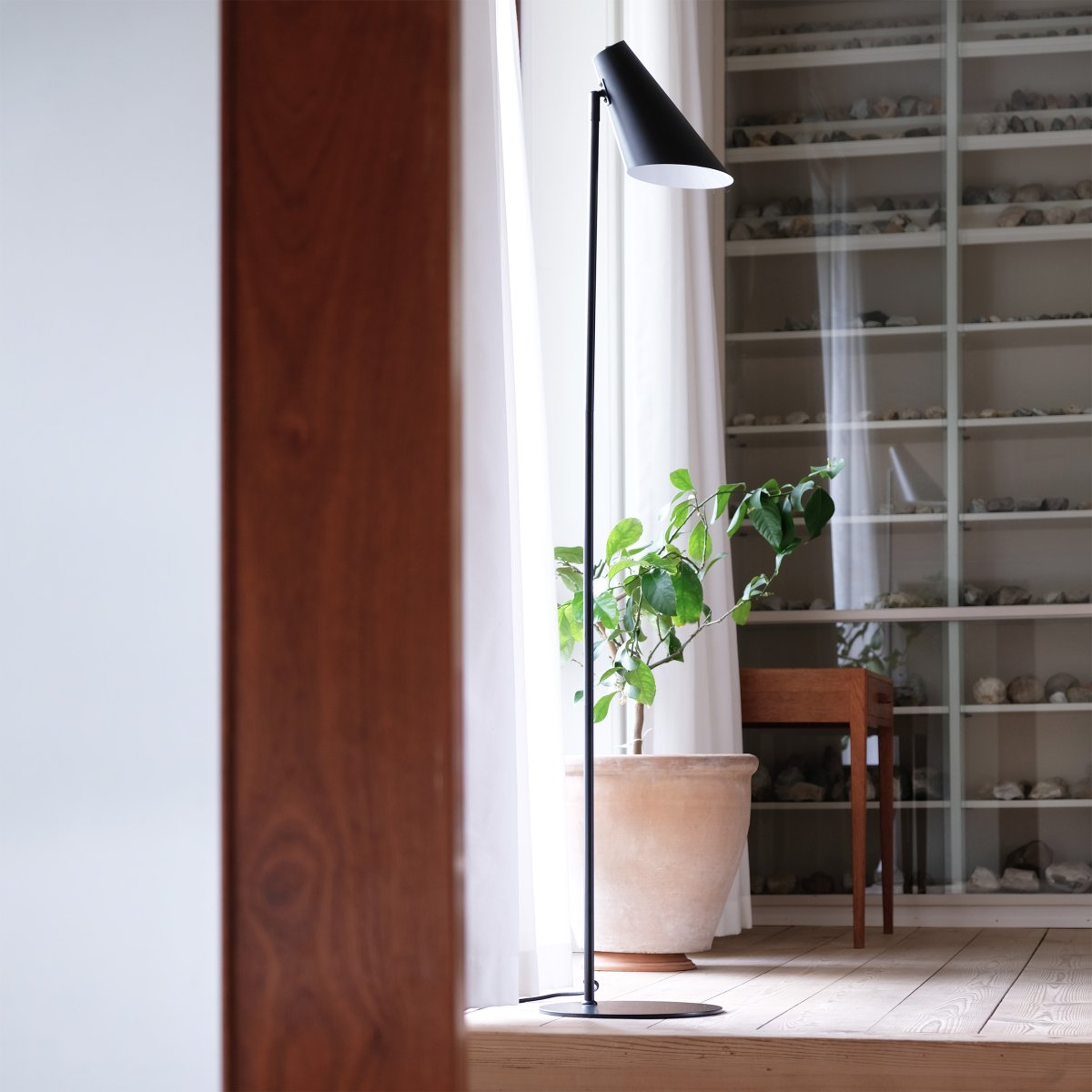 Cale Schwarz stehlampe Von Dyberg Larsen - Die Stehleuchte aus mattschwarzem Metall und dem frei drehbaren Leuchtenkopf eignet sich perfekt als Leselampe im Wohnzimmer oder als stilvolles Einrichtungsdetail in einer dunklen Ecke.