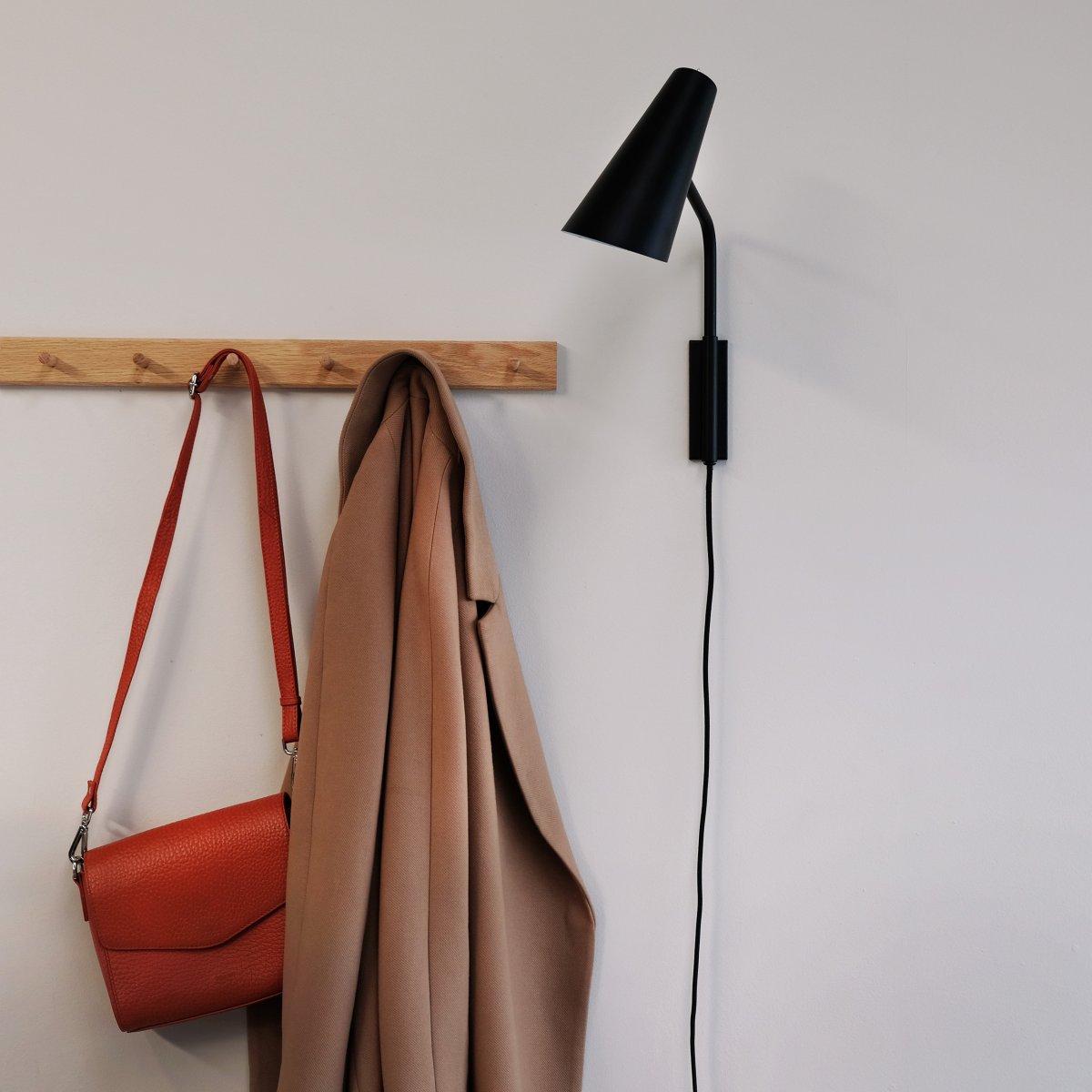 Noa 38cm Schwarz wandlampe Von Dyberg Larsen - Kennzeichnend für die Serie sind der flache Fuß und der verstellbare Lampenschirm.