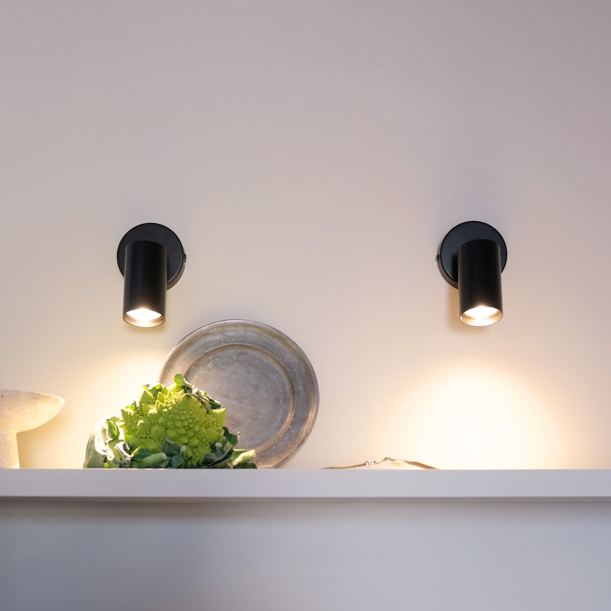 Modern Schwarz spotlight Von Dyberg Larsen - Perfekt f&ouml;r att skapa effektiv och stilren belysning, kan den enkelt monteras p&aring; b&aring;de tak och v&auml;gg f&ouml;r maximal flexibilitet.