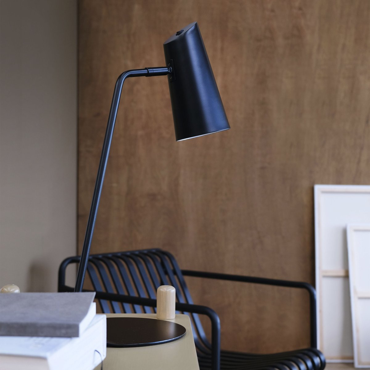 Pallas 55cm Schwarz schreibtischlampe Von Dyberg Larsen - Der Schirm mit weißer Innenseite sorgt für gutes und gerichtetes Licht.