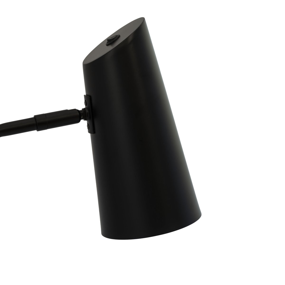 Pallas 55cm Schwarz schreibtischlampe Von Dyberg Larsen - Der Schirm mit weißer Innenseite sorgt für gutes und gerichtetes Licht.