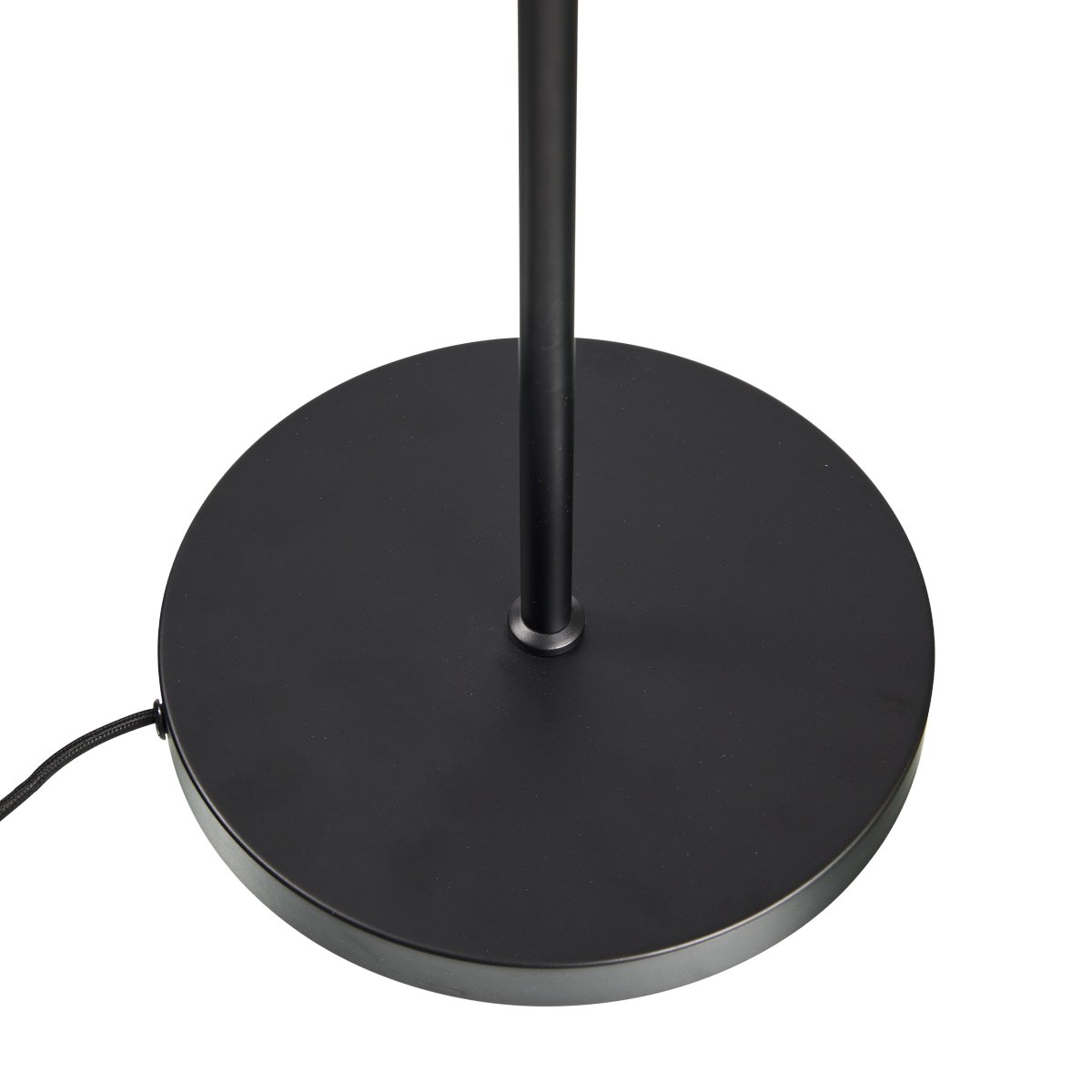 Coast Schwarz stehlampe Von Dyberg Larsen - Aus Metall gefertigt und mit weißer Innenseite versehen, sorgt sie in Kombination mit dem beweglichen Schirm für eine gute Beleuchtung.