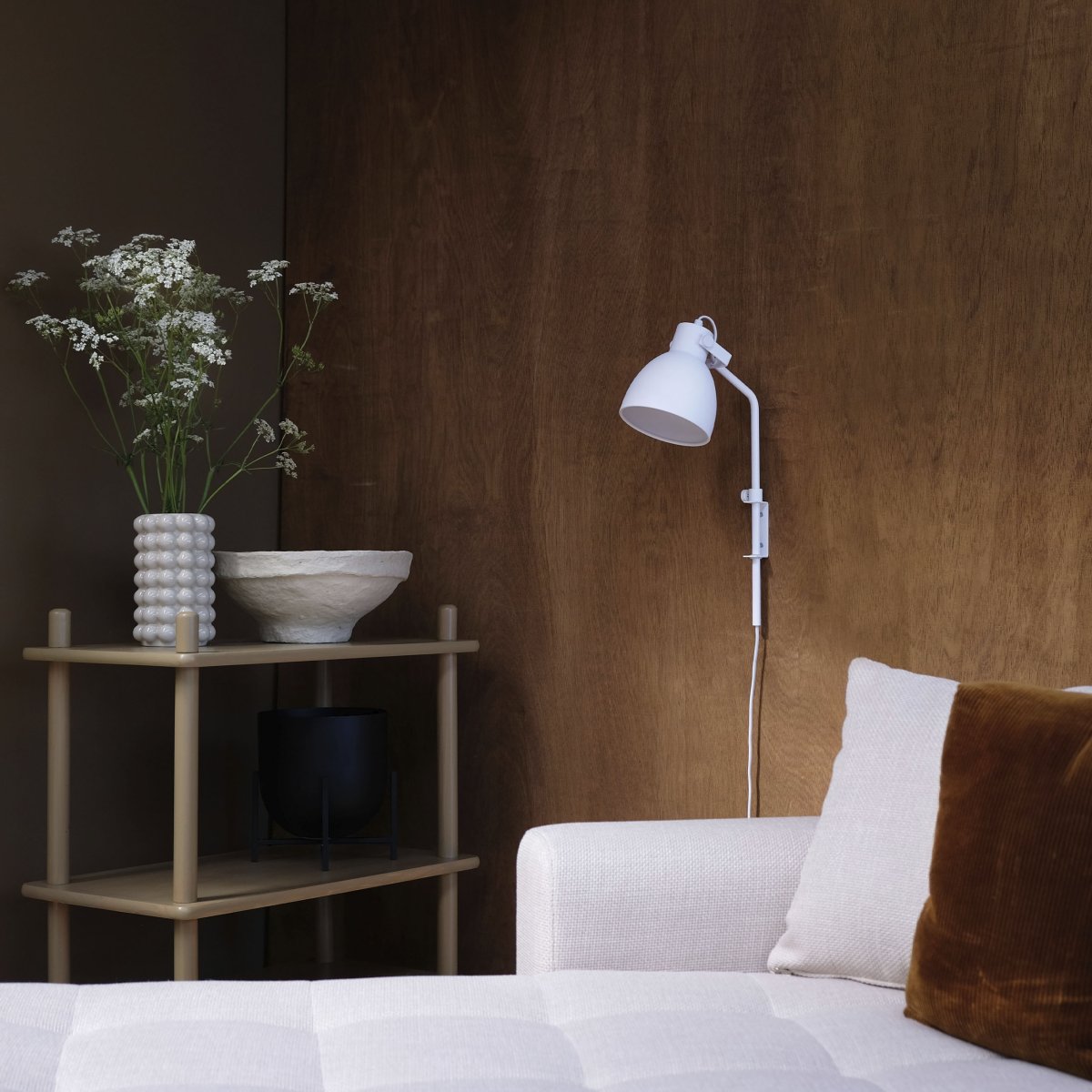 Coast 48cm Weiß wandlampe Von Dyberg Larsen - Für eine optimale Beleuchtung lässt sich die Leuchte seitlich drehen und der Lampenschirm nach oben und unten neigen.