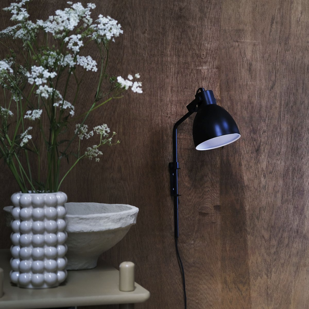 Coast 48cm Schwarz wandlampe Von Dyberg Larsen - Für eine optimale Beleuchtung lässt sich die Leuchte seitlich drehen und der Lampenschirm nach oben und unten neigen.