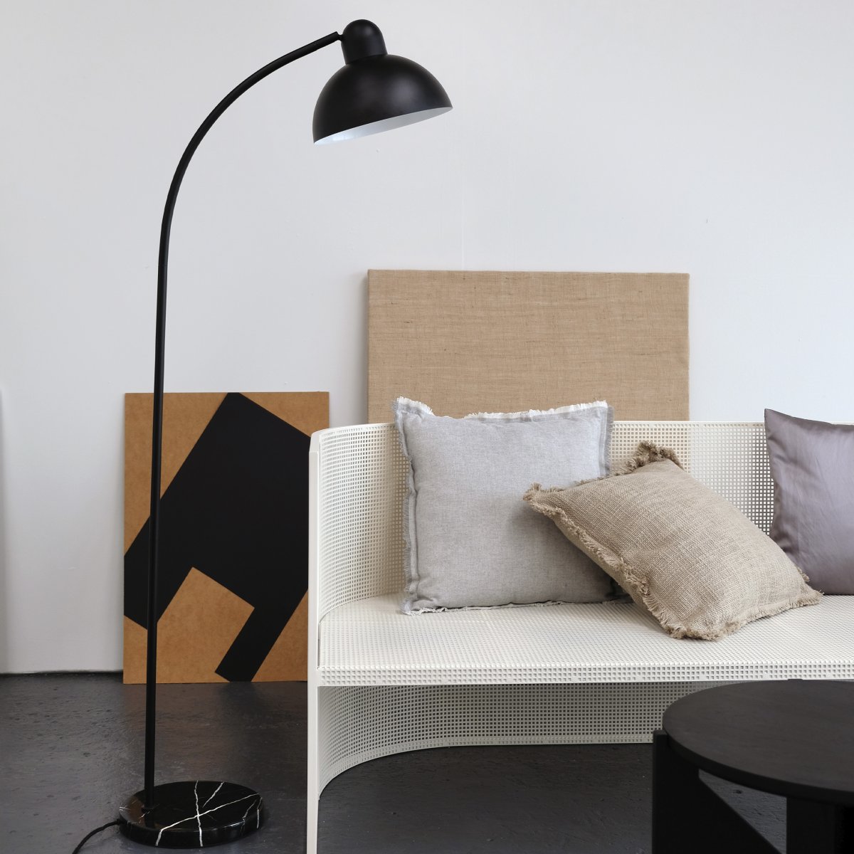 Eric Schwarz stehlampe Von Dyberg Larsen - Aus schwarzem Metall gefertigt und in Kombination mit dem Marmorsockel wird es zu einem stilvollen Einrichtungsdetail im Zuhause.