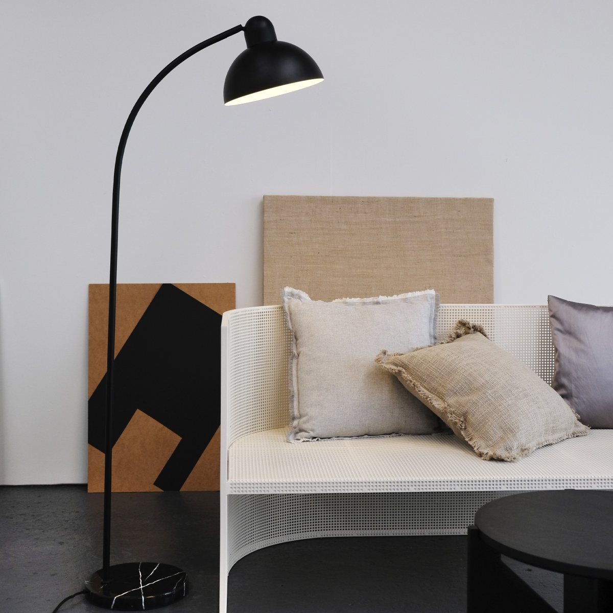Eric Schwarz stehlampe Von Dyberg Larsen - Aus schwarzem Metall gefertigt und in Kombination mit dem Marmorsockel wird es zu einem stilvollen Einrichtungsdetail im Zuhause.