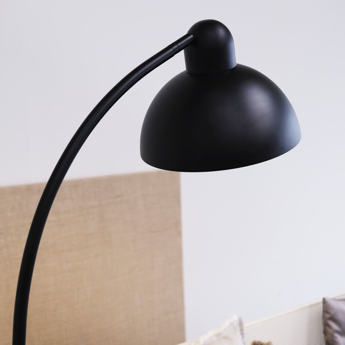 Eric Schwarz stehlampe Von Dyberg Larsen - Aus schwarzem Metall gefertigt und in Kombination mit dem Marmorsockel wird es zu einem stilvollen Einrichtungsdetail im Zuhause.