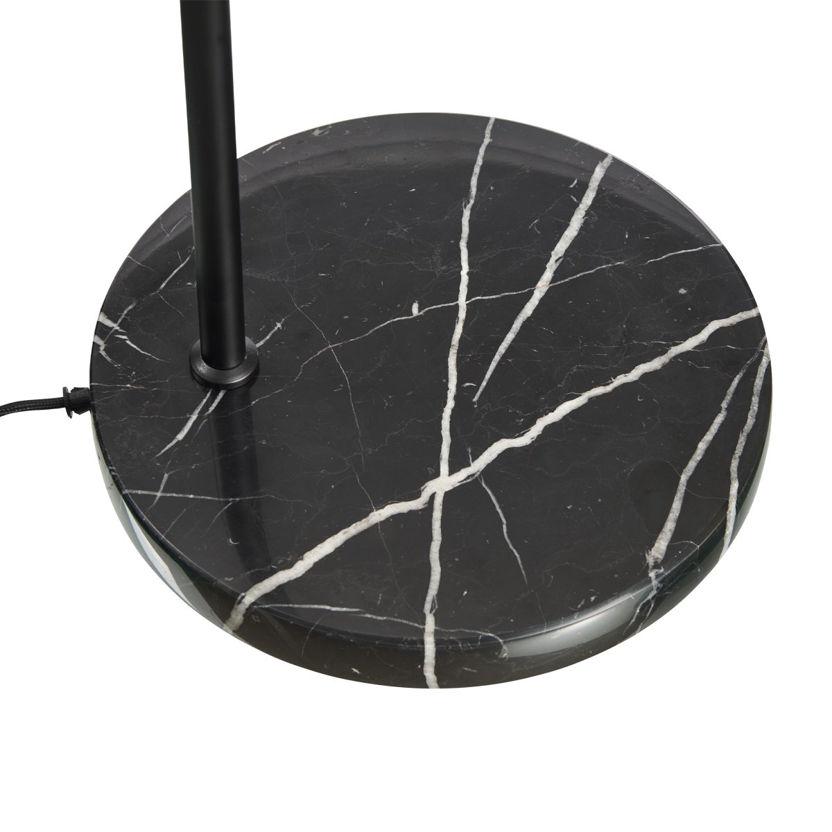 Eric Schwarz stehlampe Von Dyberg Larsen - Aus schwarzem Metall gefertigt und in Kombination mit dem Marmorsockel wird es zu einem stilvollen Einrichtungsdetail im Zuhause.