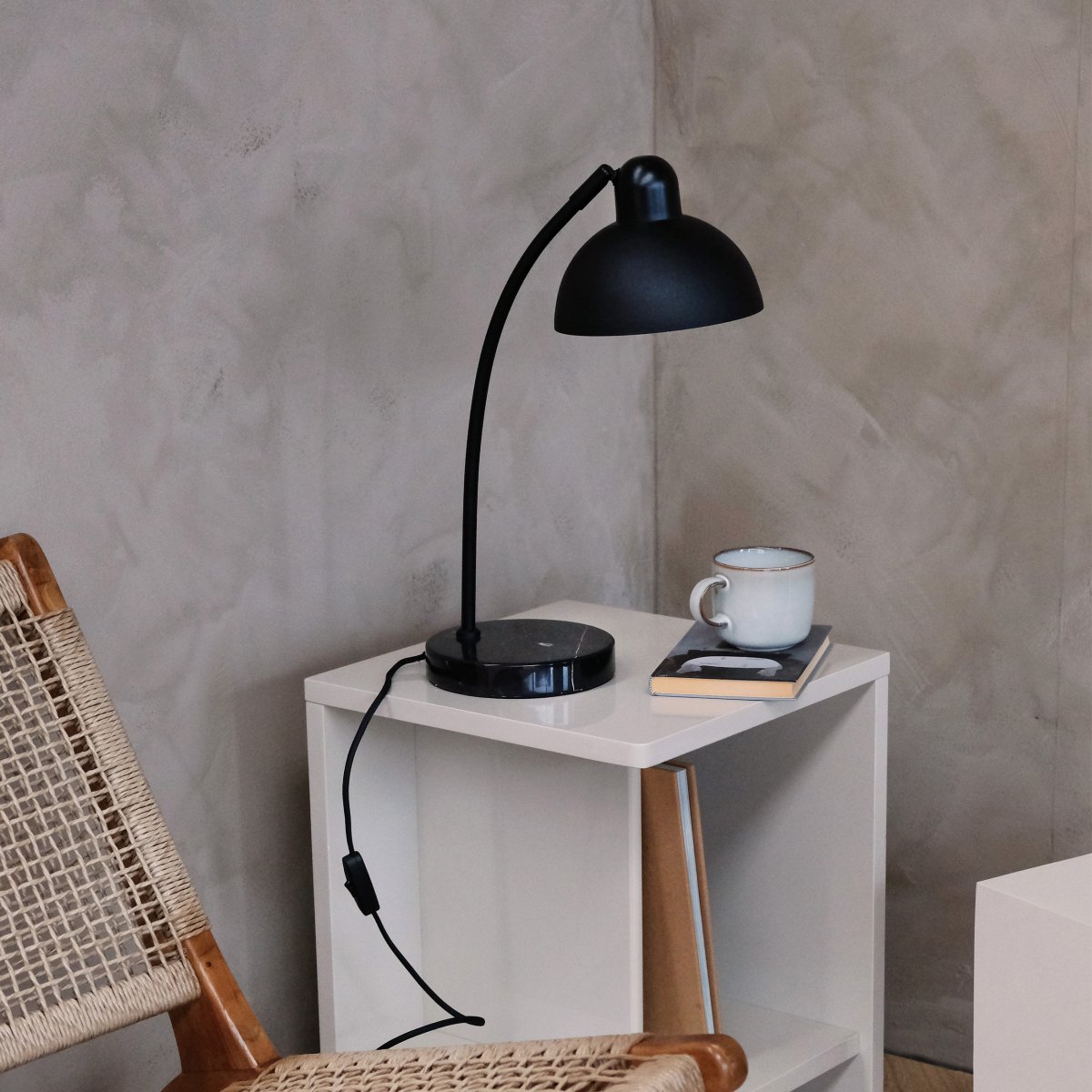 Eric 48cm Schwarz schreibtischlampe Von Dyberg Larsen - Entdecken Sie die elegante Tischlampe Eric mit ihrem einzigartigen Marmorsockel und den geschwungenen Details, die ihr einen anspruchsvollen Ausdruck verleihen.