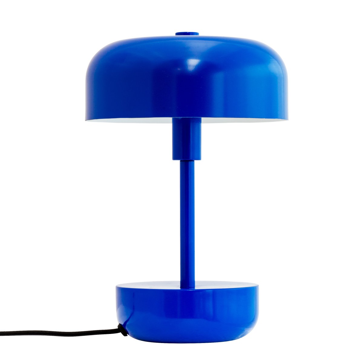 Haipot 25cm Blau tischlampe Von Dyberg Larsen - Die Haipot-Serie ist in stilvollen und lebendigen Farbtönen erhältlich und sorgt für ein auffälliges Erlebnis und ein modernes Raumthema.
