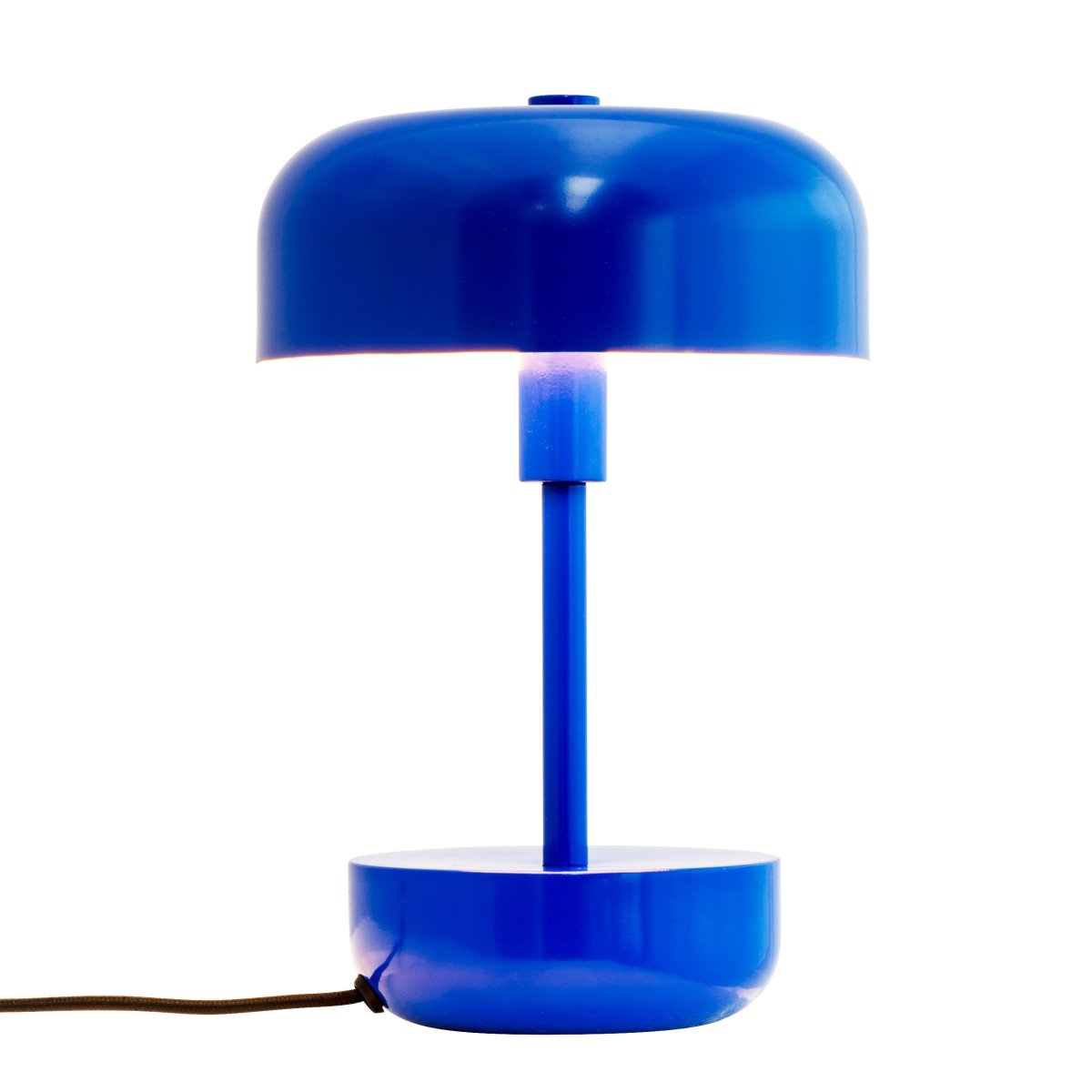 Haipot 25cm Blau tischlampe Von Dyberg Larsen - Die Haipot-Serie ist in stilvollen und lebendigen Farbtönen erhältlich und sorgt für ein auffälliges Erlebnis und ein modernes Raumthema.