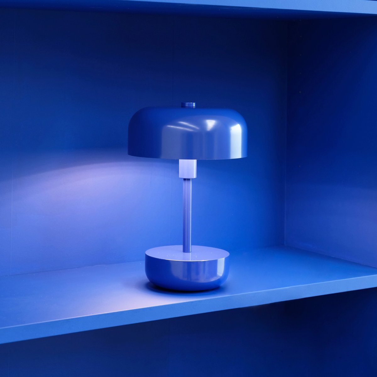 Haipot 25cm Blau tragbare Von Dyberg Larsen - Die offene Gestaltung des Lampenschirms sorgt für eine schöne Lichtreflexion, die die Farbe des Sockels hervorhebt und bei Einbruch der Dunkelheit erzeugt die Lampe ein stimmungsvolles Lichtspiel.