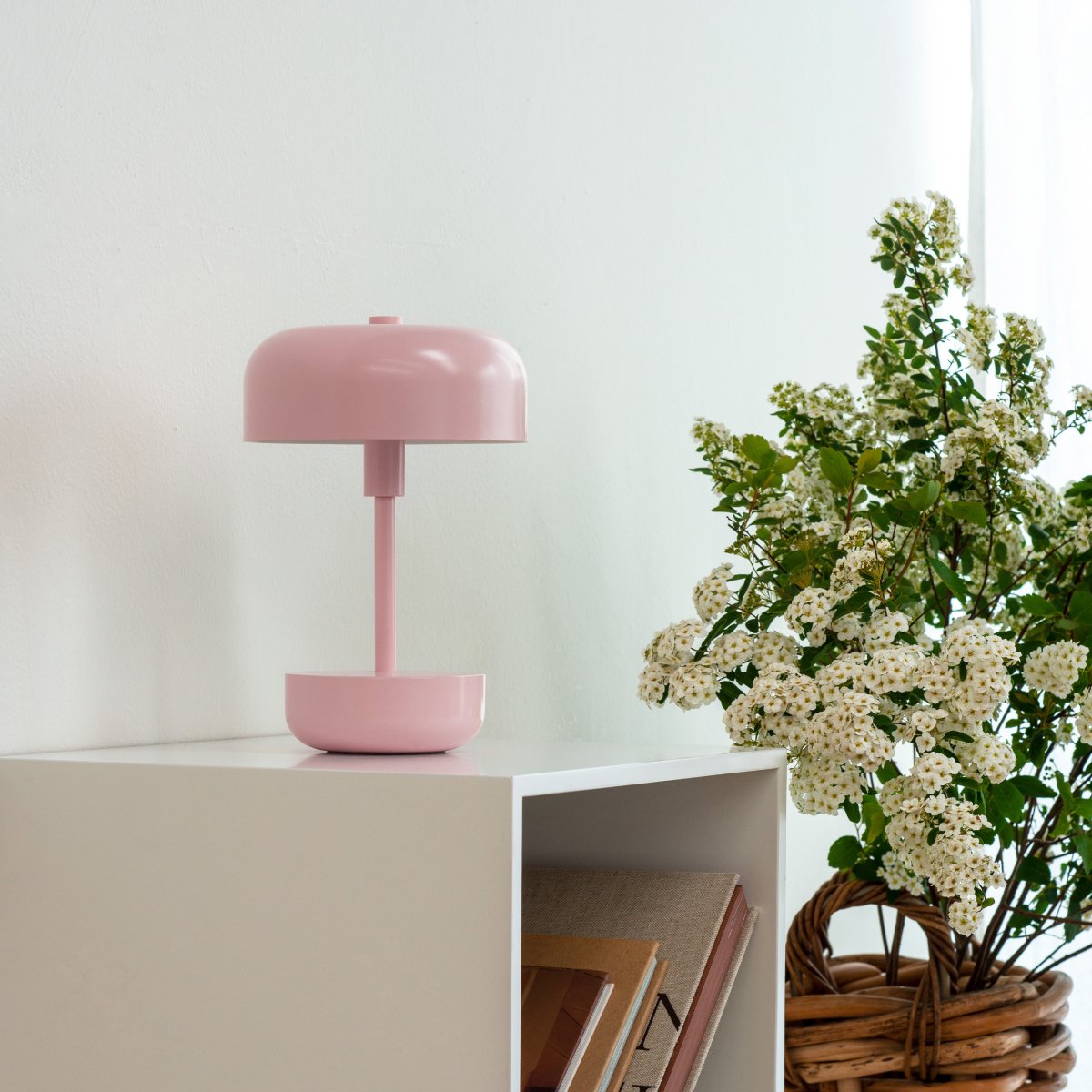 Haipot 25cm Rosa tragbare Von Dyberg Larsen - Die Haipot LED-Tischleuchte in Pink, entworfen von Frank Kerdil für Dyberg Larsen, kombiniert Retro- und modernen Stil.