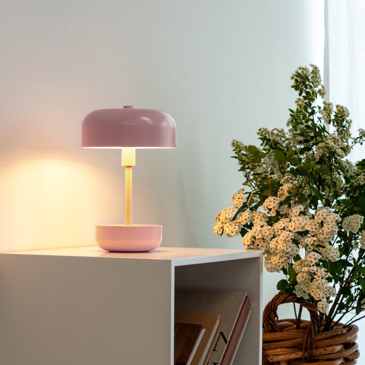 Haipot 25cm Rosa tragbare Von Dyberg Larsen - Die Haipot LED-Tischleuchte in Pink, entworfen von Frank Kerdil für Dyberg Larsen, kombiniert Retro- und modernen Stil.