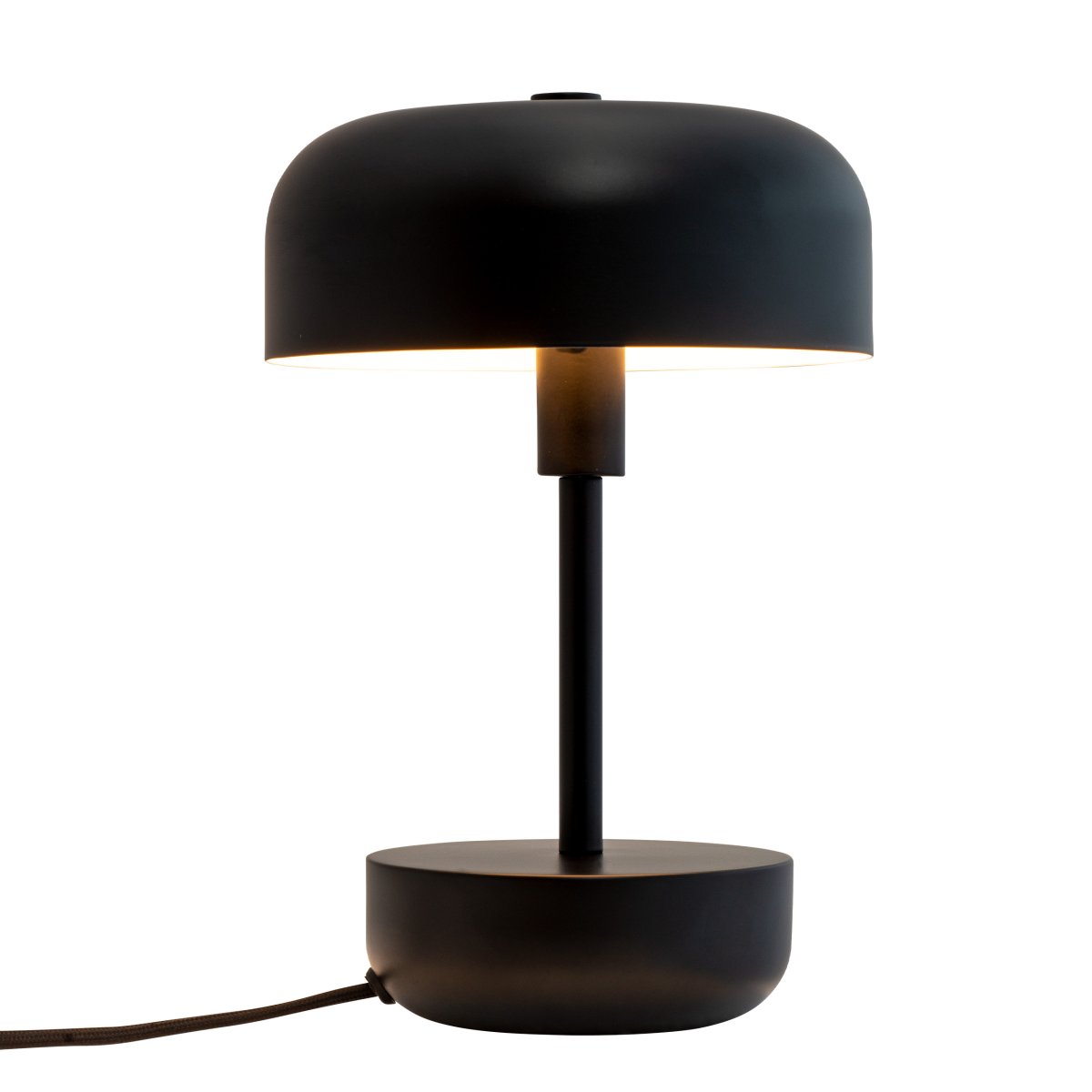 Haipot 25cm Schwarz tischlampe Von Dyberg Larsen - Die Haipot-Serie ist in stilvollen und lebendigen Farbtönen erhältlich und sorgt so für ein auffälliges Erlebnis und ein modernes Raumthema.
