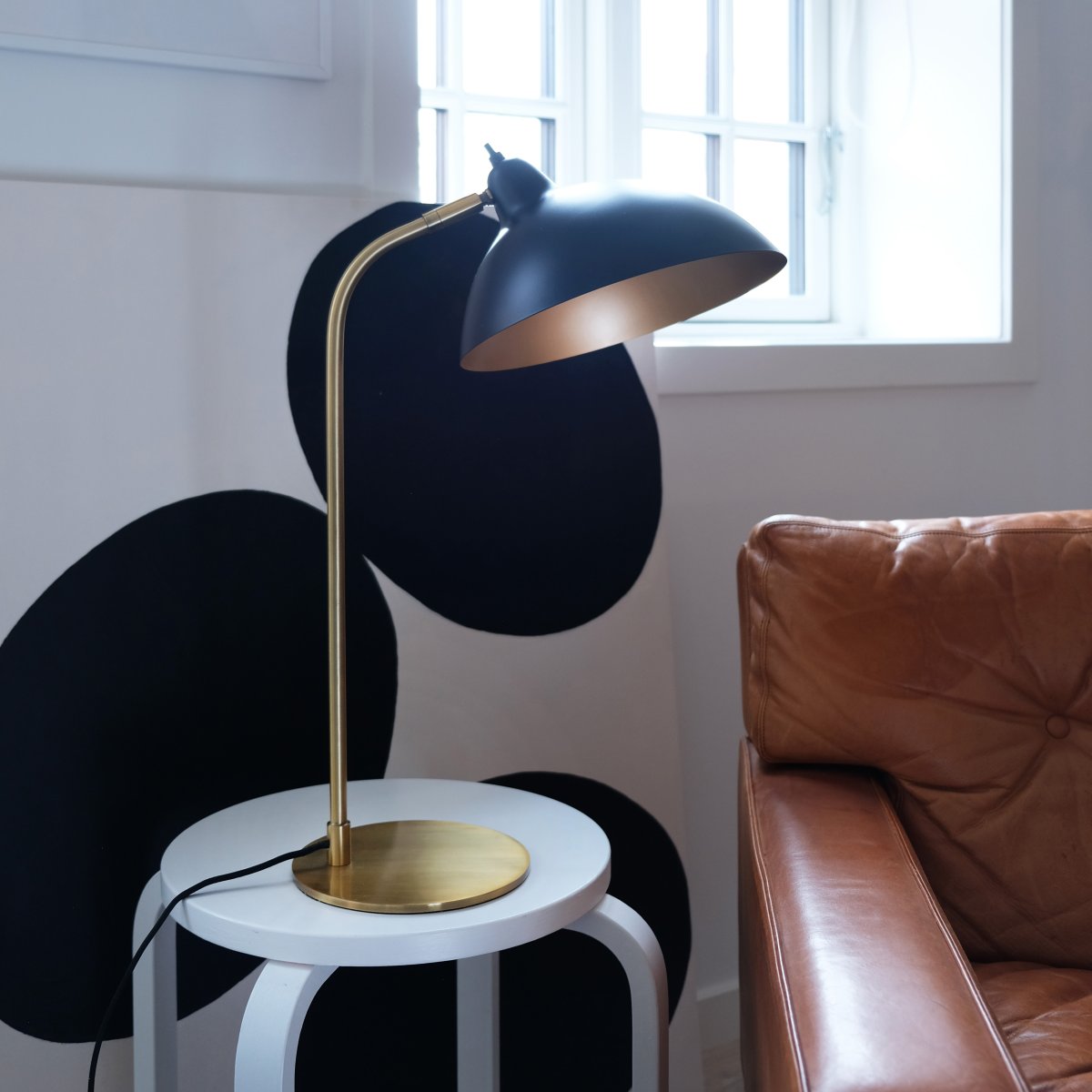 Futura 55cm Messing tischlampe Von Dyberg Larsen - Um die perfekte Atmosphäre zu schaffen, lässt sich der Lampenschirm sowohl neigen als auch drehen.