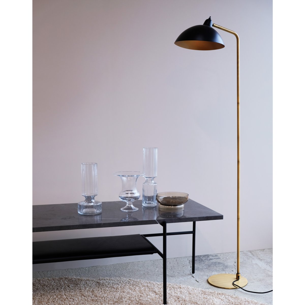 Futura Messing stehlampe Von Dyberg Larsen - Um die perfekte Atmosph&auml;re zu schaffen, l&auml;sst sich der Lampenschirm sowohl neigen als auch drehen.