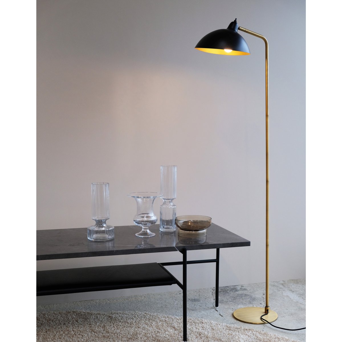 Futura Messing stehlampe Von Dyberg Larsen - Um die perfekte Atmosph&auml;re zu schaffen, l&auml;sst sich der Lampenschirm sowohl neigen als auch drehen.