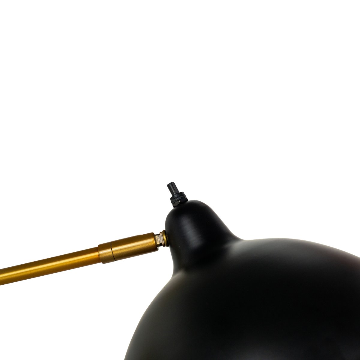 Futura Messing stehlampe Von Dyberg Larsen - Um die perfekte Atmosph&auml;re zu schaffen, l&auml;sst sich der Lampenschirm sowohl neigen als auch drehen.