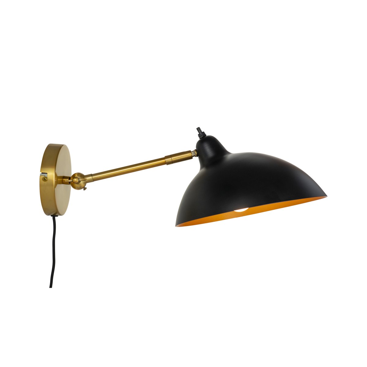 Futura 43cm Messing wandlampe Von Dyberg Larsen - Es besteht aus Metall mit einer schwarzen Außenseite und einer Innenseite aus Messing und sorgt für ein elegantes Aussehen.