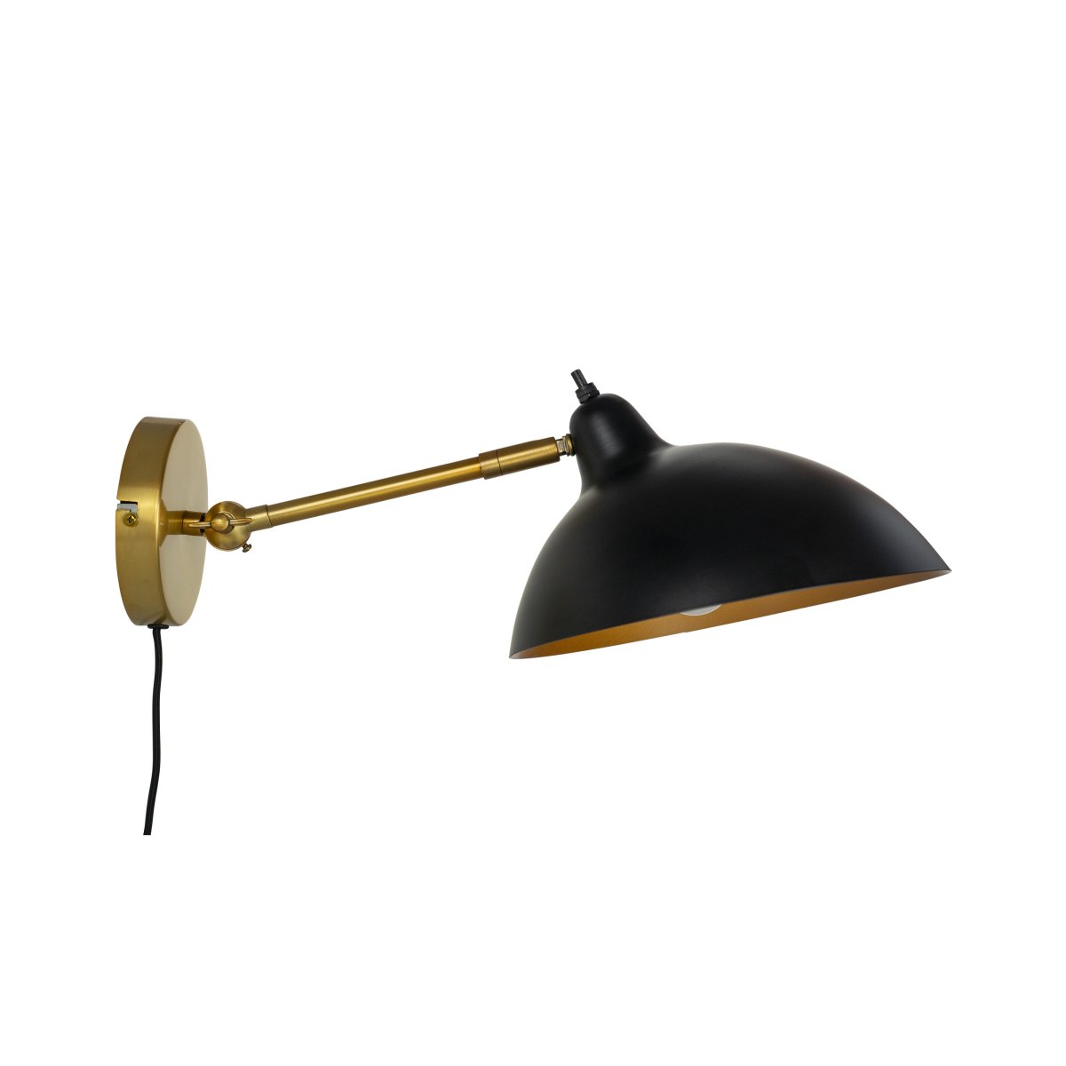 Futura 43cm Messing wandlampe Von Dyberg Larsen - Es besteht aus Metall mit einer schwarzen Außenseite und einer Innenseite aus Messing und sorgt für ein elegantes Aussehen.