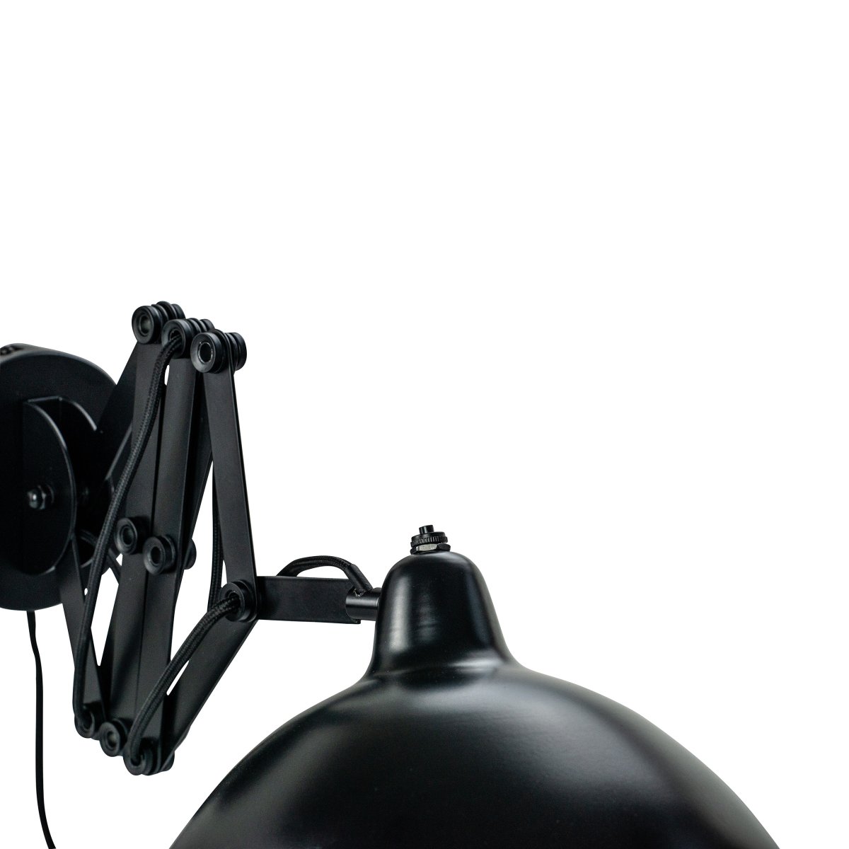 Futura 60cm Schwarz wandlampe Von Dyberg Larsen - Es besteht aus Metall mit einer schwarzen Außenseite und einer weißen Innenseite und erzeugt einen minimalistischen Look.