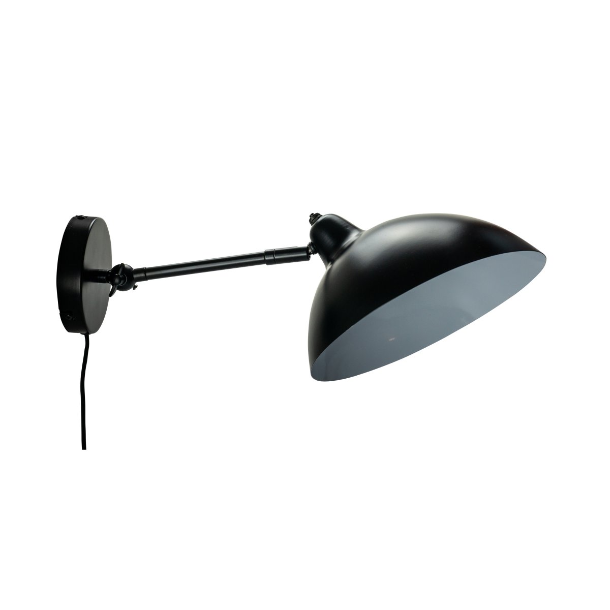 Futura 43cm Schwarz wandlampe Von Dyberg Larsen - Es besteht aus Metall mit einer schwarzen Außenseite und einer weißen Innenseite und erzeugt einen minimalistischen Look.