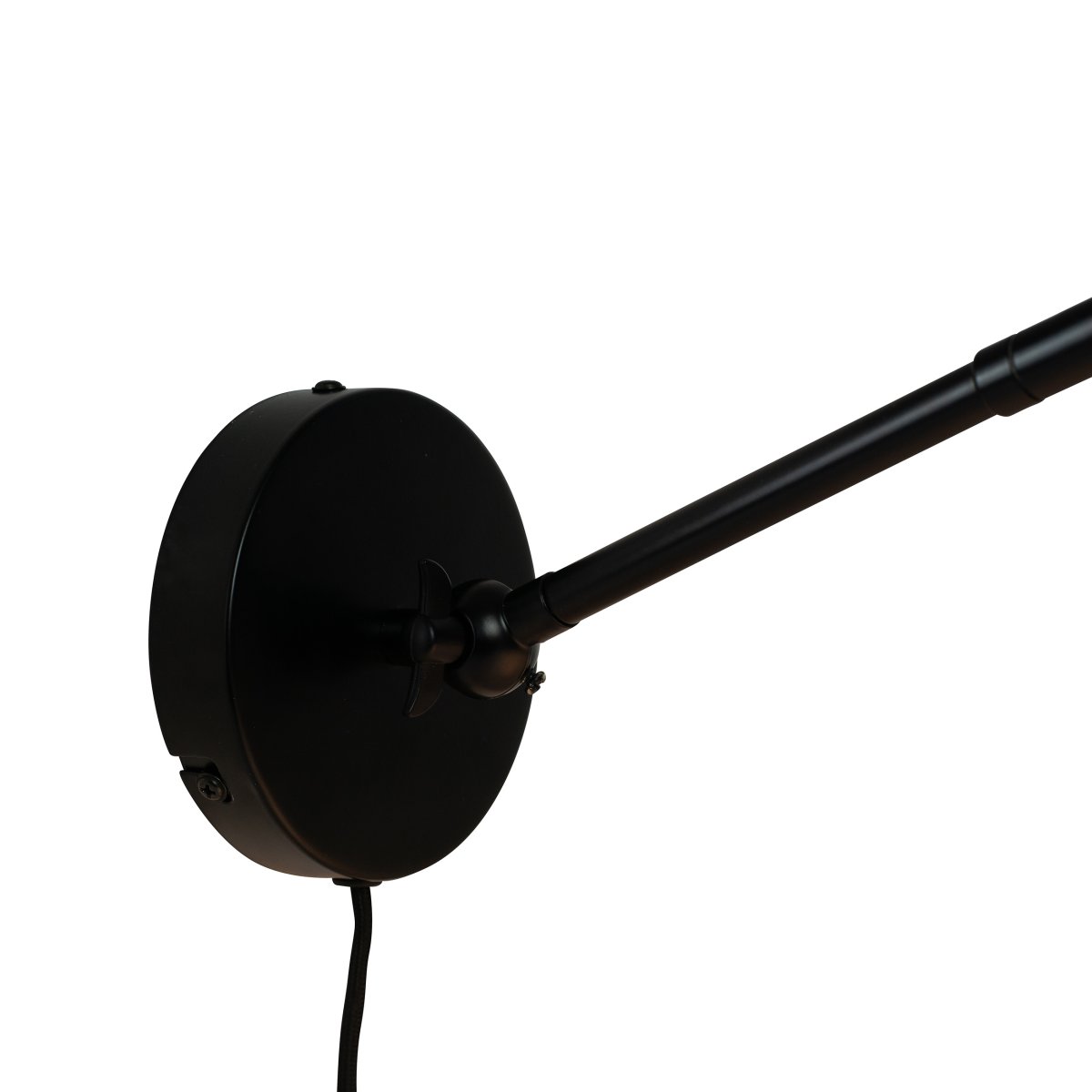 Futura 43cm Schwarz wandlampe Von Dyberg Larsen - Es besteht aus Metall mit einer schwarzen Außenseite und einer weißen Innenseite und erzeugt einen minimalistischen Look.