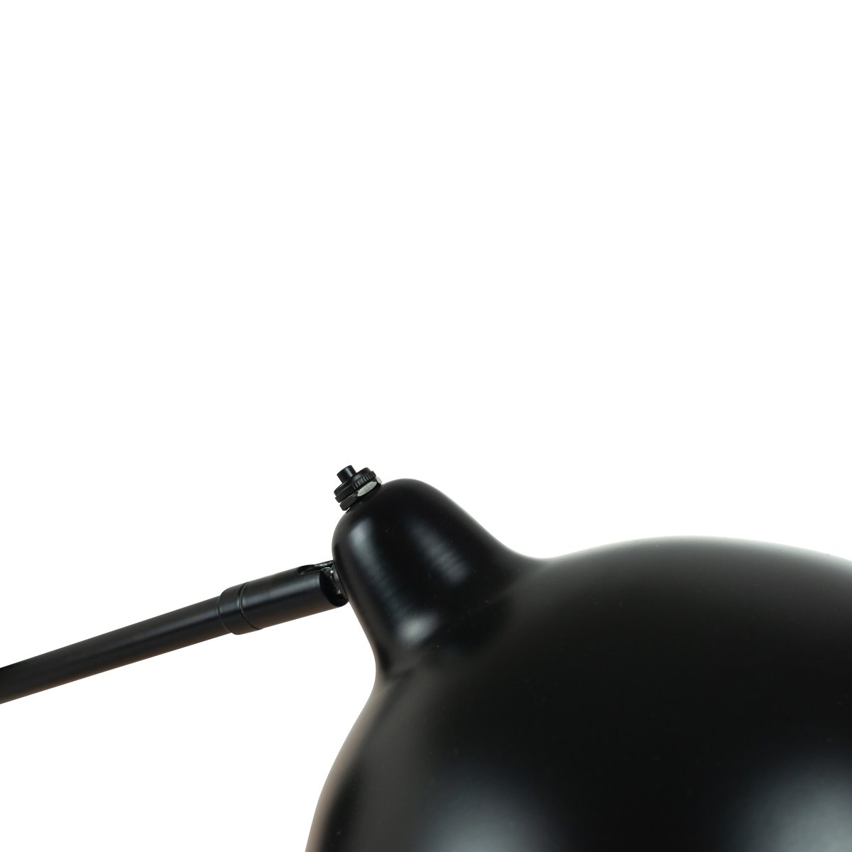 Futura 43cm Schwarz wandlampe Von Dyberg Larsen - Es besteht aus Metall mit einer schwarzen Außenseite und einer weißen Innenseite und erzeugt einen minimalistischen Look.