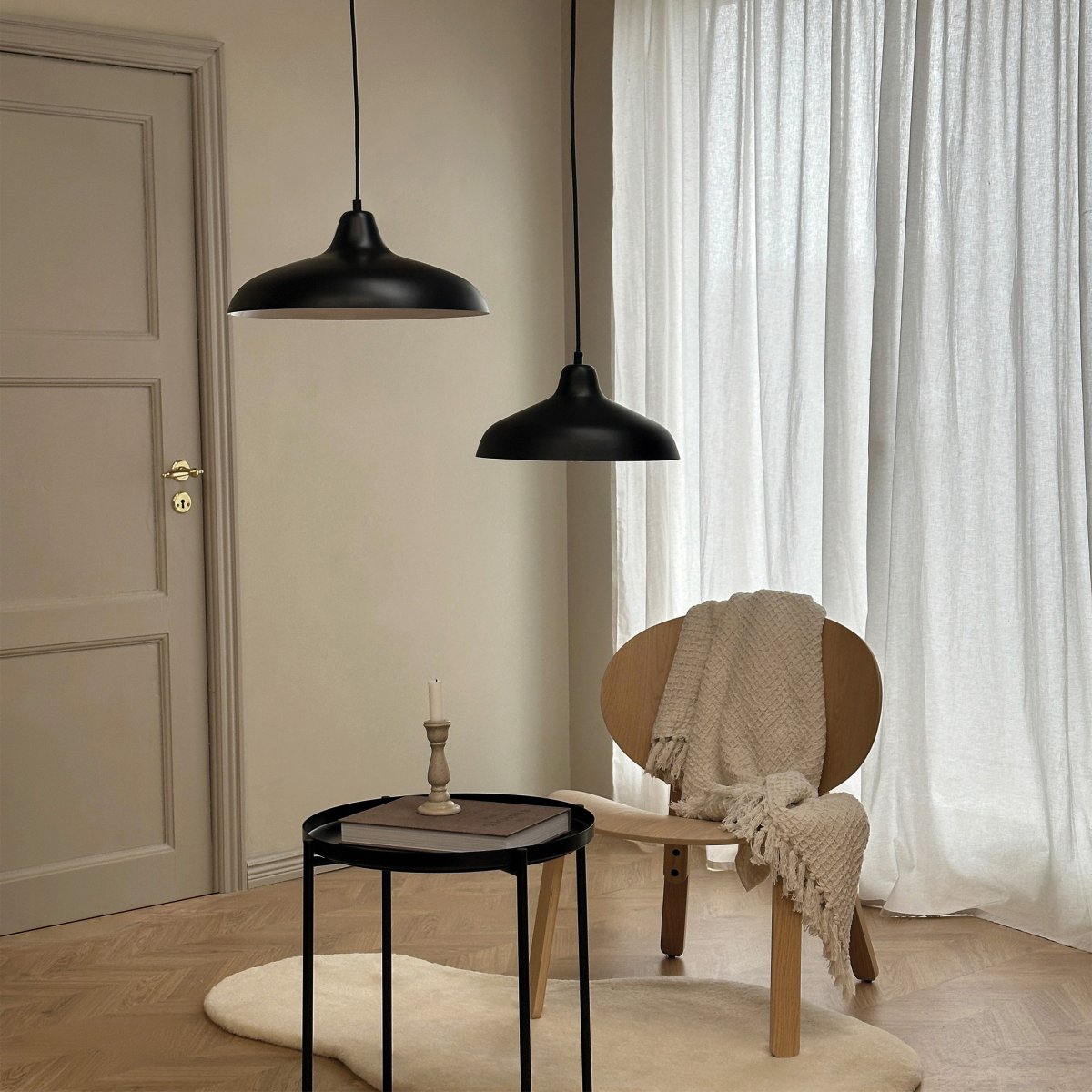 Futura Ø30 Schwarz hängelampe Von Dyberg Larsen - Die Deckenleuchte Futura von Dyberg Larsen hat eine schöne Form und ein klassisches Design.