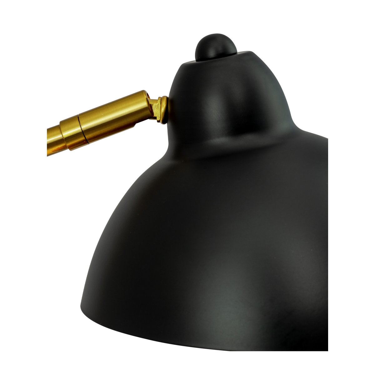 Futura 40cm Messing schreibtischlampe Von Dyberg Larsen - Der elegante Messingsockel und der mattschwarze Schirm der Lampe vermitteln einen luxuriösen und zeitlosen Eindruck, der zu vielen verschiedenen Einrichtungsstilen passt.