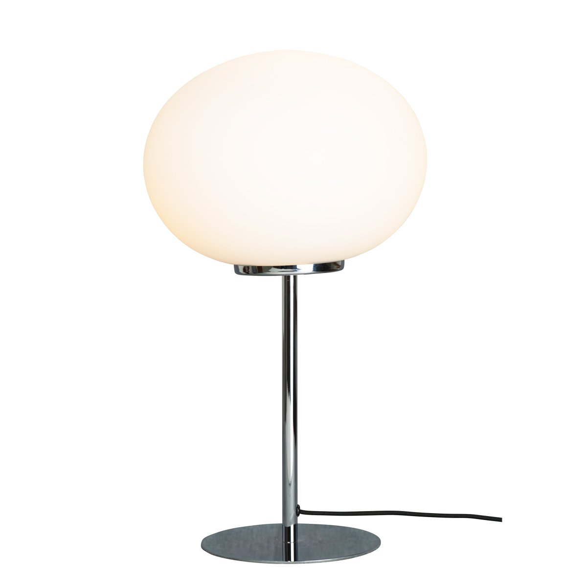 Queen 50cm Chrom tischlampe Von Dyberg Larsen - In Kombination mit dem opalweißen Glasschirm wird sie zu einem auffälligen Einrichtungsdetail im Zuhause.