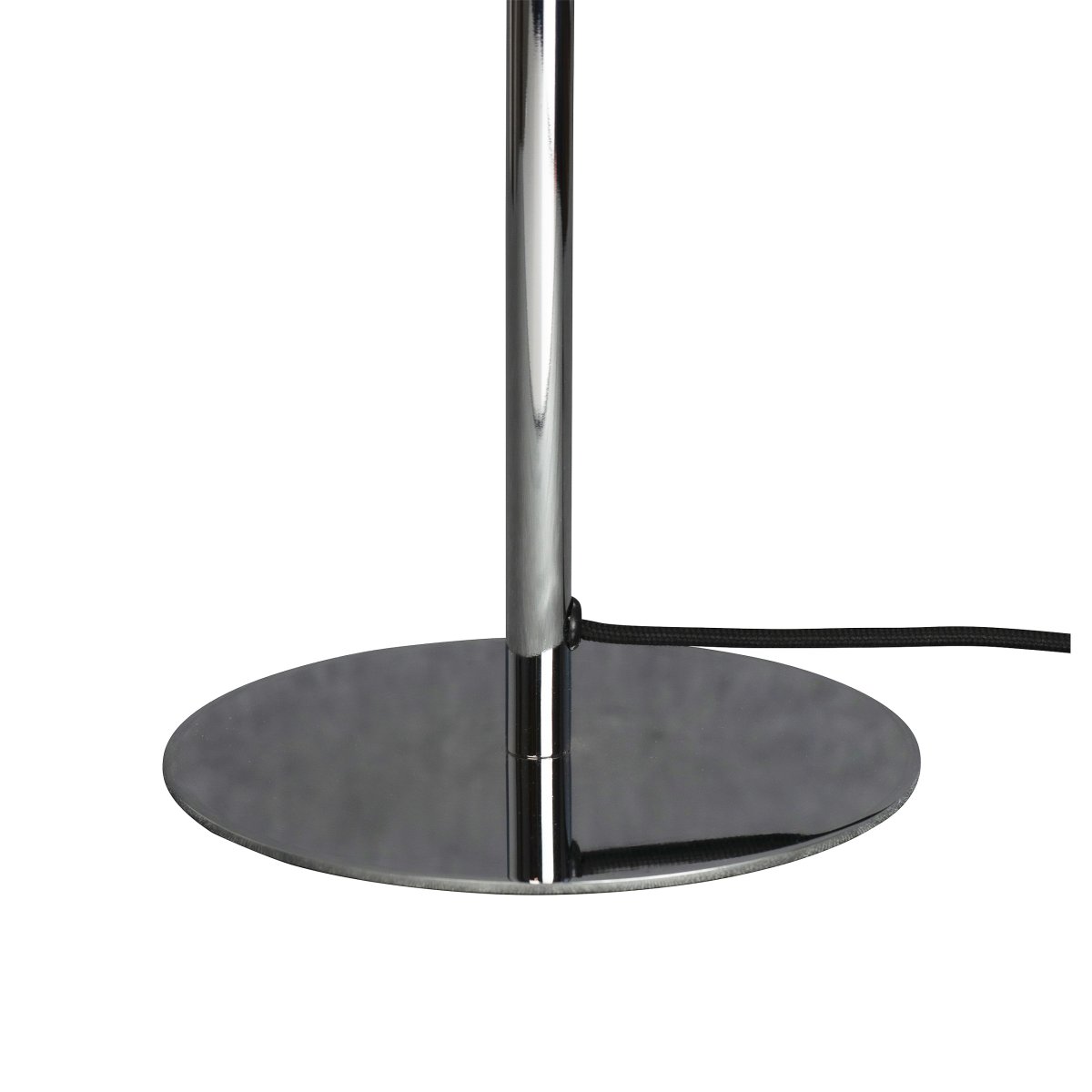 Queen 50cm Chrom tischlampe Von Dyberg Larsen - In Kombination mit dem opalweißen Glasschirm wird sie zu einem auffälligen Einrichtungsdetail im Zuhause.