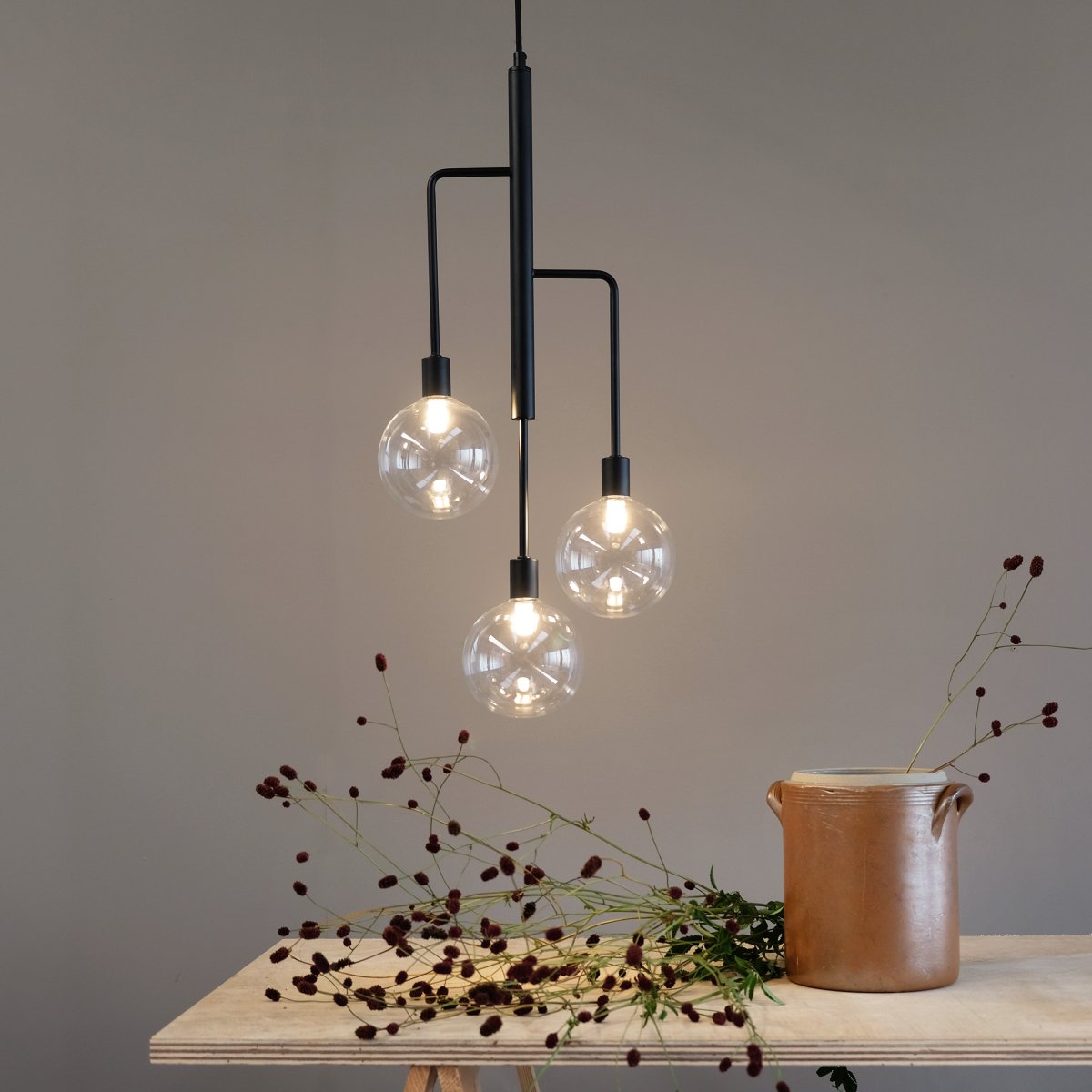 Chester 32cm Schwarz hängelampe Von Dyberg Larsen - Chester-Deckenleuchte mit drei Armen und Rauchglas.