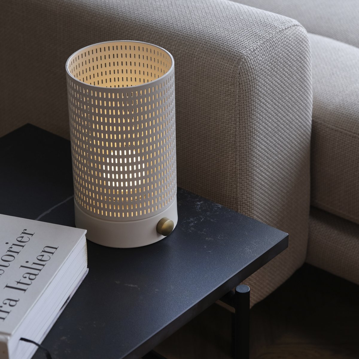 Mesh 20cm Weiß tragbare Von Dyberg Larsen - Mesh ist wiederaufladbar und verf&uuml;gt &uuml;ber eine integrierte LED-Beleuchtung, sodass Sie keine Gl&uuml;hbirne kaufen m&uuml;ssen.