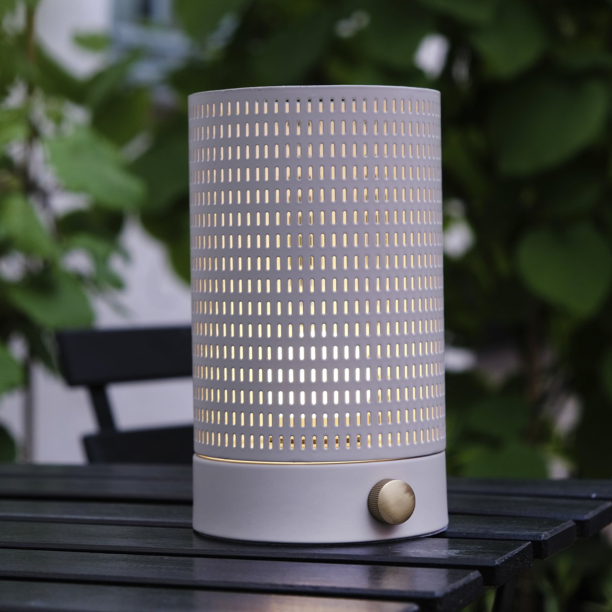 Mesh 20cm Weiß tragbare Von Dyberg Larsen - Mesh ist wiederaufladbar und verf&uuml;gt &uuml;ber eine integrierte LED-Beleuchtung, sodass Sie keine Gl&uuml;hbirne kaufen m&uuml;ssen.