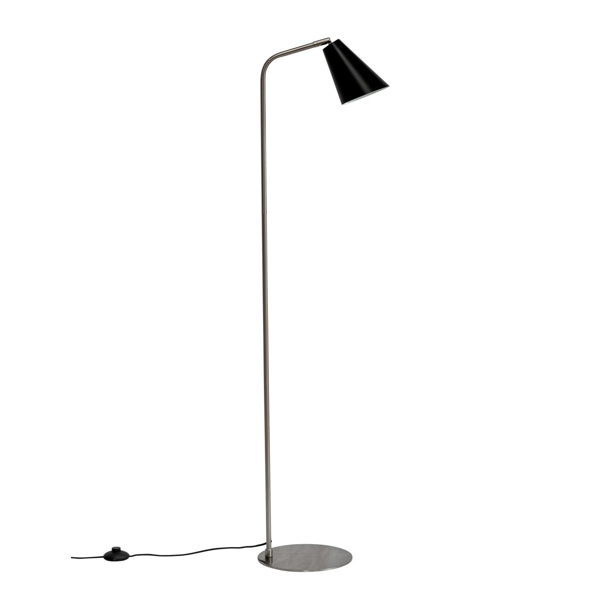 Oswald Gebürsteter Stahl stehlampe Von Dyberg Larsen - Die weiße Innenseite des Schirms optimiert das Licht und der flache Sockel aus gebürstetem Stahl rundet das stilvolle Design ab.