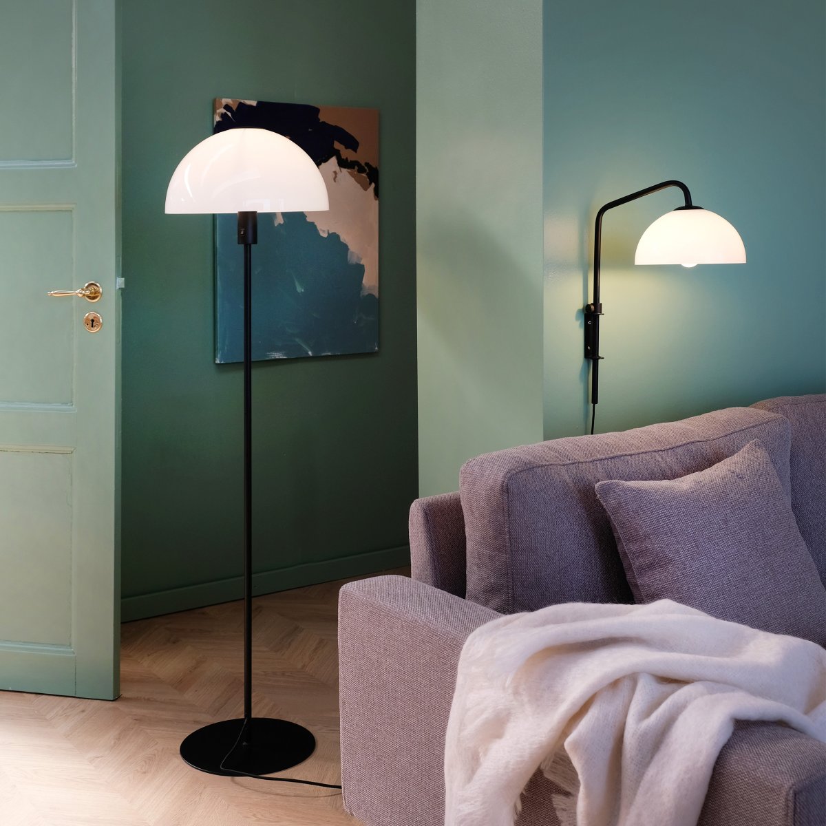 Jazz Schwarz stehlampe Von Dyberg Larsen - Durch das mundgeblasene Glas verteilt sich das Licht wunderbar, perfekt als Allgemeinbeleuchtung im Wohnzimmer.