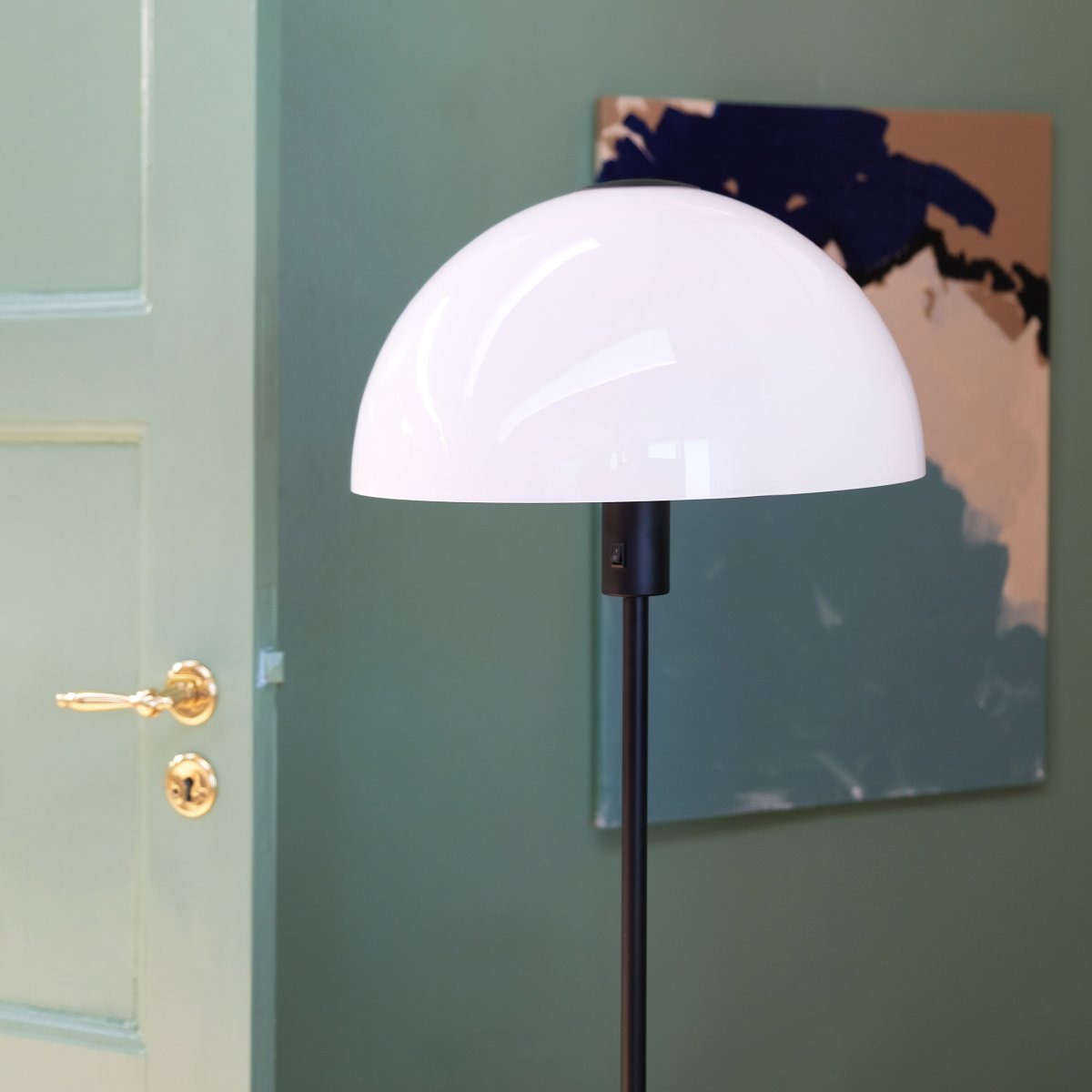 Jazz Schwarz stehlampe Von Dyberg Larsen - Durch das mundgeblasene Glas verteilt sich das Licht wunderbar, perfekt als Allgemeinbeleuchtung im Wohnzimmer.