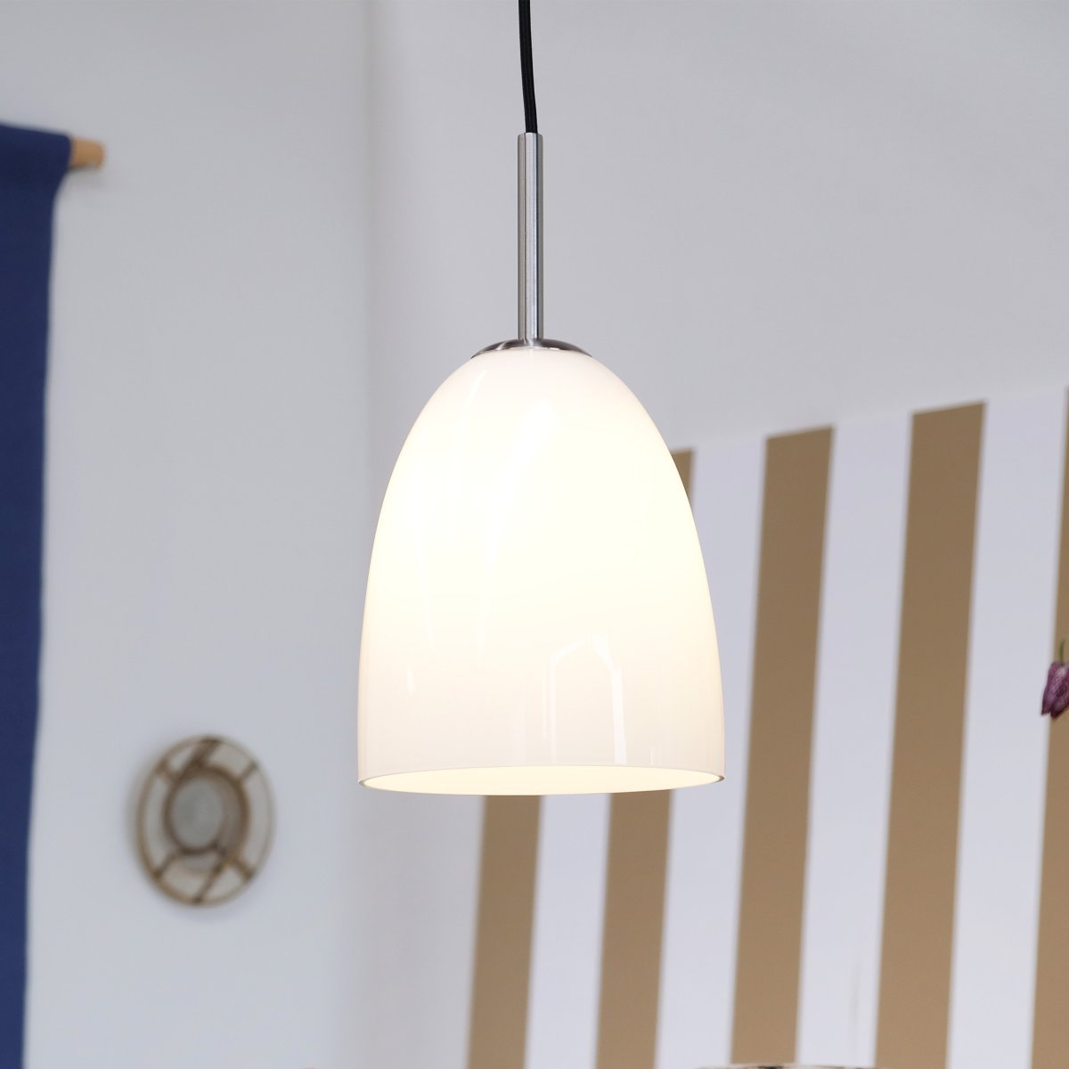 Jazz Ø18 Gebürsteter Stahl hängelampe Von Dyberg Larsen - Das Design der Lampe verbreitet ein weiches und angenehmes Licht und schafft eine warme und einladende Atmosph&auml;re.