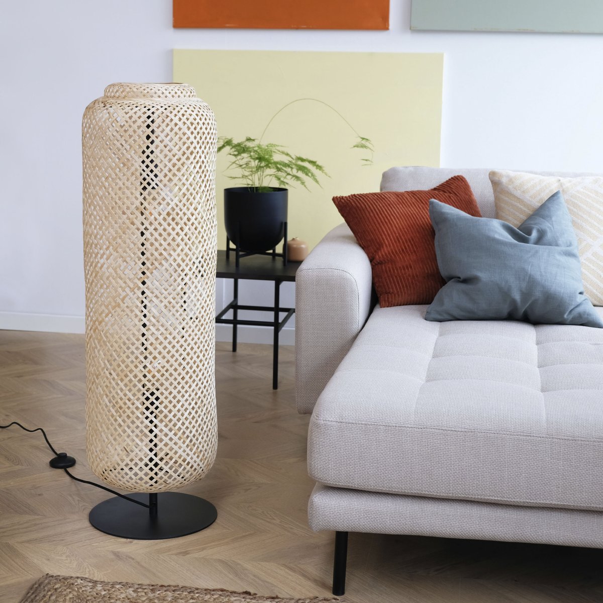 Boom Natur stehlampe Von Dyberg Larsen - Die Boom-Stehlampe von Dyberg Larsen ist eine wunderschöne, handgewebte Lampe aus Bambus in Naturfarbe, die ein warmes und einladendes Licht erzeugt.