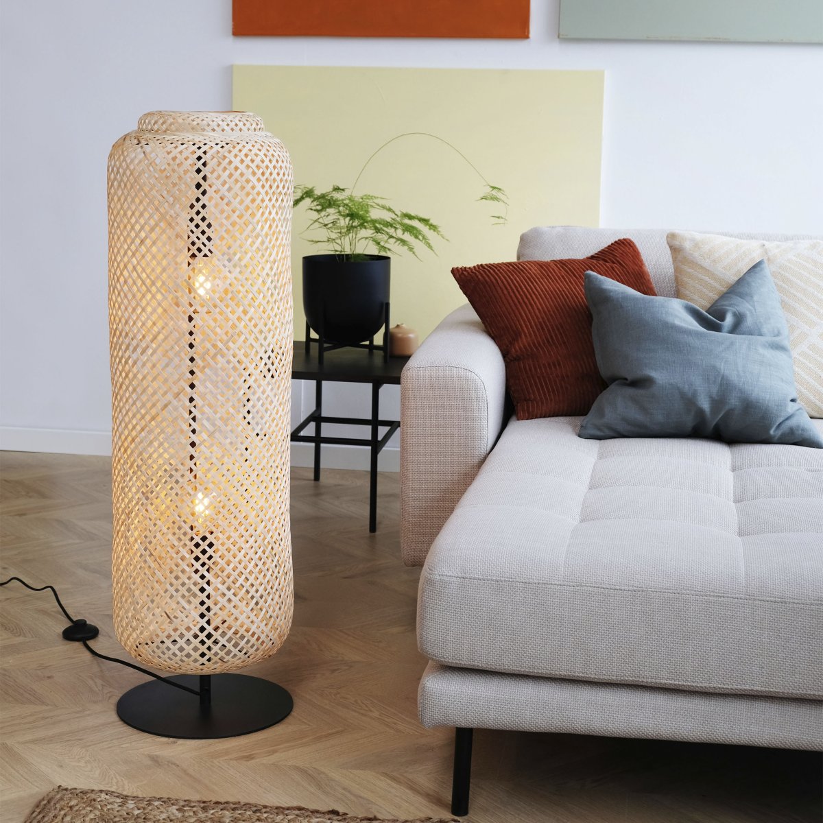 Boom Natur stehlampe Von Dyberg Larsen - Die Boom-Stehlampe von Dyberg Larsen ist eine wunderschöne, handgewebte Lampe aus Bambus in Naturfarbe, die ein warmes und einladendes Licht erzeugt.