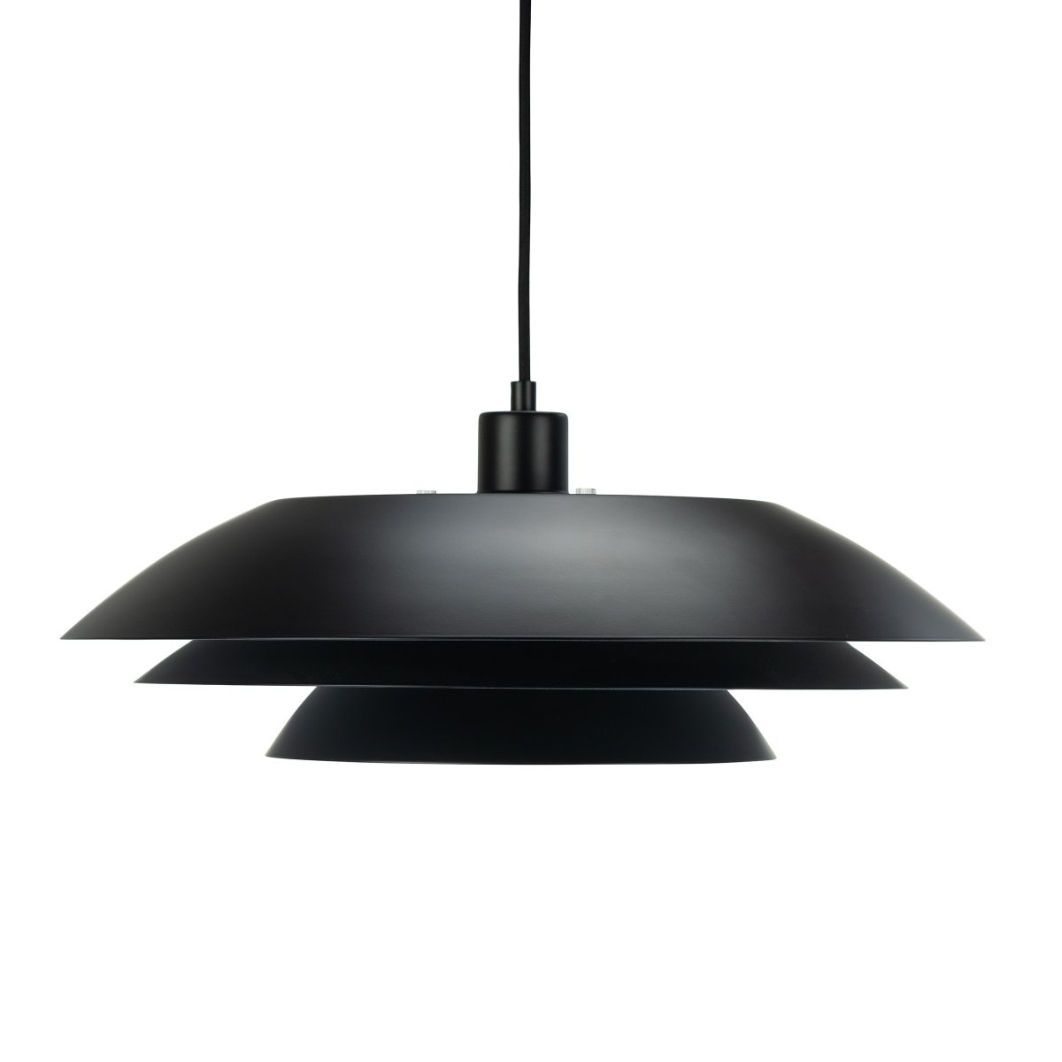 DL45 Ø45 Schwarz hängelampe Von Dyberg Larsen - Die Leuchte blendet nicht und verteilt das Licht optimal in die Umgebung.