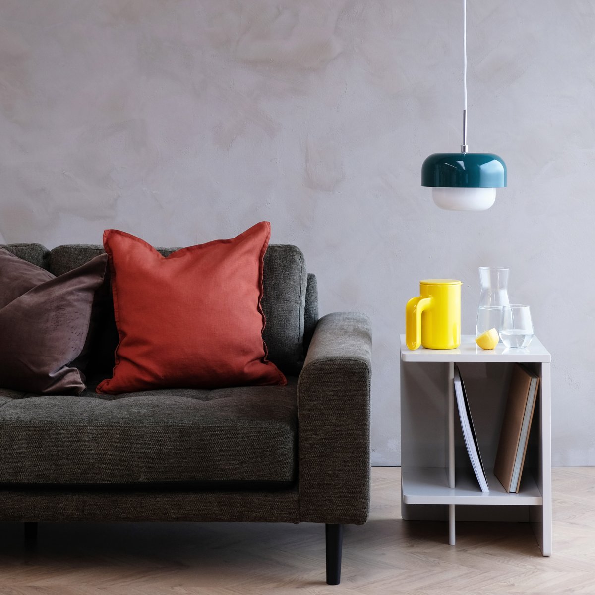 Haipot Ø23 Dunkelgrün hängelampe Von Dyberg Larsen - Die Haipot-Lampe hat einen eleganten Lampenschirm aus Opalglas und einen gedeckt grünen Metallschirm.