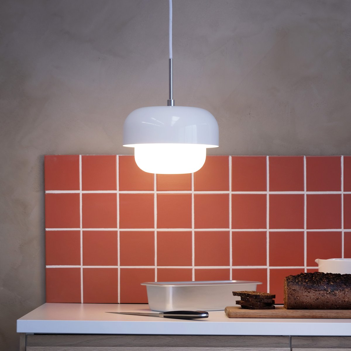 Haipot Ø23 Weiß hängelampe Von Dyberg Larsen - Die Haipot-Lampe hat einen eleganten Lampenschirm aus Opalglas und einen weißen Metallschirm.