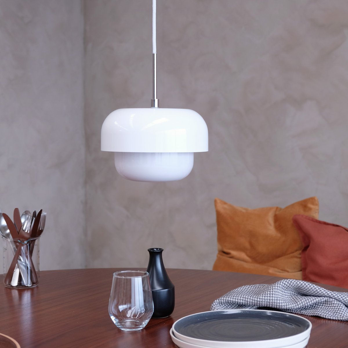 Haipot Ø23 Weiß hängelampe Von Dyberg Larsen - Die Haipot-Lampe hat einen eleganten Lampenschirm aus Opalglas und einen weißen Metallschirm.
