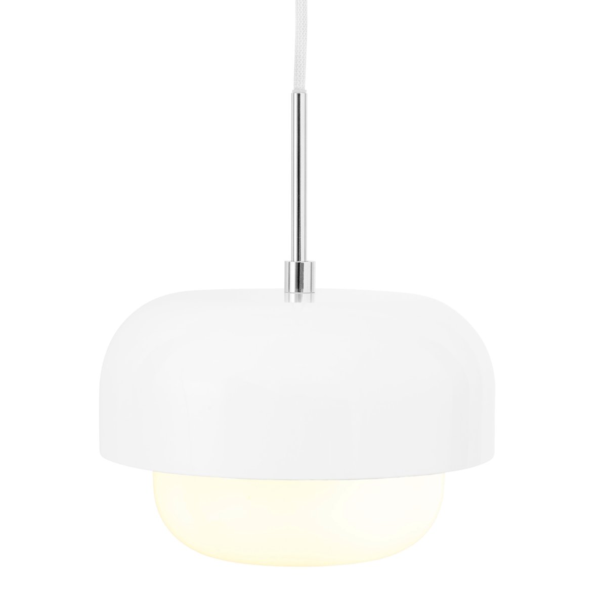 Haipot Ø23 Weiß hängelampe Von Dyberg Larsen - Die Haipot-Lampe hat einen eleganten Lampenschirm aus Opalglas und einen weißen Metallschirm.